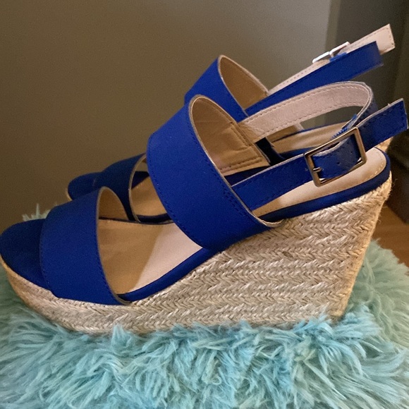 “WORN ONCE” WEDGE SHOES SIZE 7! IN EXCELLENT CONDITION! SMOKE FREE HOME! - Picture 5 of 7